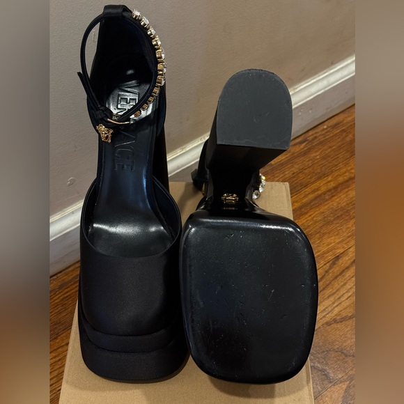 Black Versace platform heels.
Size 10 - Picture 6 of 7
